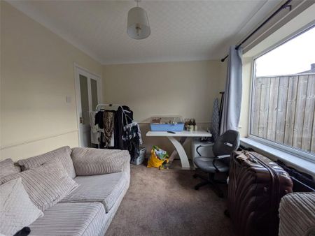 3 bedroom semi-detached house to rent - Photo 2
