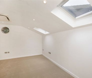 Bespoke and contemporary two bedroom detached property with parking... - Photo 4