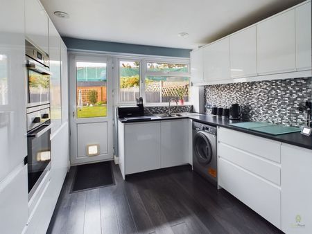 3 Bedroom - Photo 2