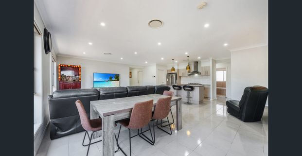 Modern Four Bedroom Family Home! - Photo 1