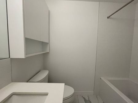 2 Level 2 Bed Gorgeous Condo For Rent In Univesrity District/Two Undgr. Parking - Photo 2