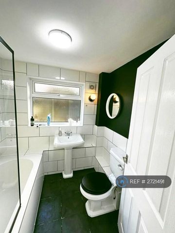 3 bedroom end of terrace house to rent - Photo 2