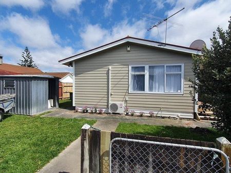Lovely Two Bedroom House - Photo 4