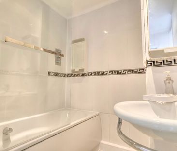 3 bedroom flat to rent - Photo 4