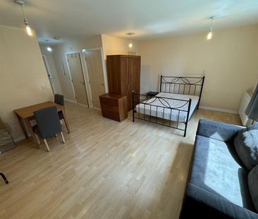 Studio Flat, Trentham Court, W3 - Photo 4