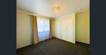 COZY 3-BEDROOM HOME ON LARGE FULLY FENCED BLOCK WITH AIR-CONDITIONING THROUGHOUT! - Photo 3