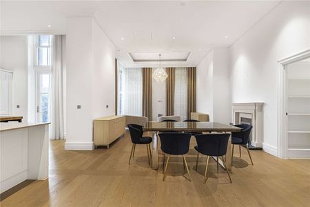 A superb three double bedroom apartment set within an exclusive award winning Berkeley Homes development. - Photo 2