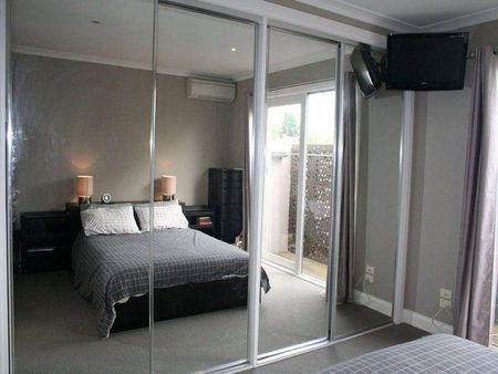 3 bedroom townhouse with TWO living areas & GARAGE - Photo 2