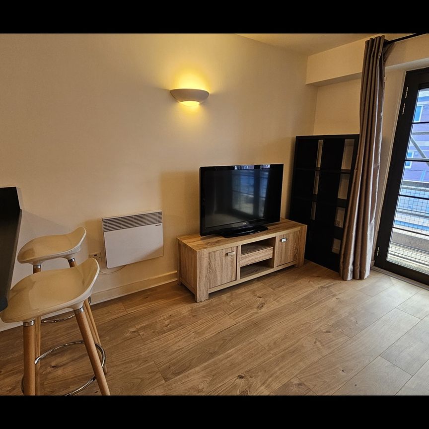 2 Bed Flat, Park West, NG7 - Photo 1