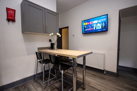 Room in a Shared House, Strawberry Hill, M6 - Photo 5