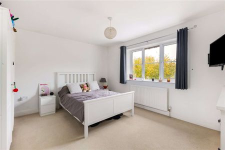 A wonderfully spacious and well-presented, four bedroom, family home in the charming village of Aley Green. - Photo 5