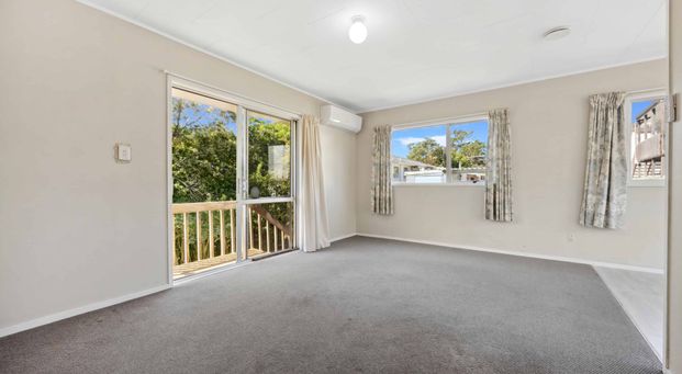 A house with car par near westgate mall, motorway - Photo 1