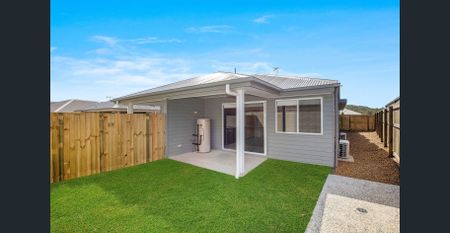 MODERN 3 BEDROOM HOME IN THE HEART OF PIMPAMA - Photo 5