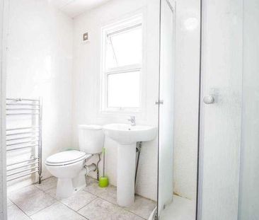 Churston Avenue, Plaistow, E13 - Photo 3