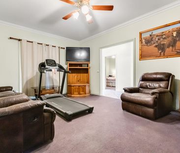 3 Month Lease |Beautiful Fully Furnished Home with Pool - Photo 3