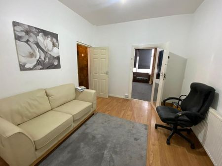 1 bedroom in a house share to rent - Photo 2