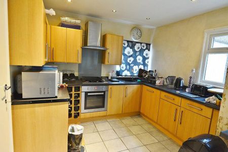 3 bedroom semi-detached house to rent - Photo 4