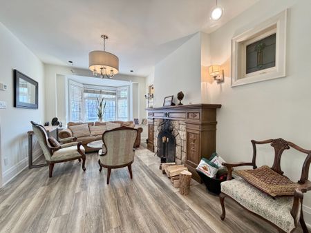 For Lease - 256 Bedford Park Avenue, Toronto, Ontario - Photo 2