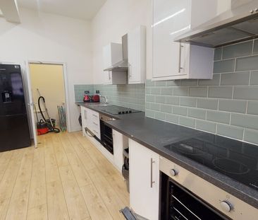 8 Bed Student Accommodation - Photo 2