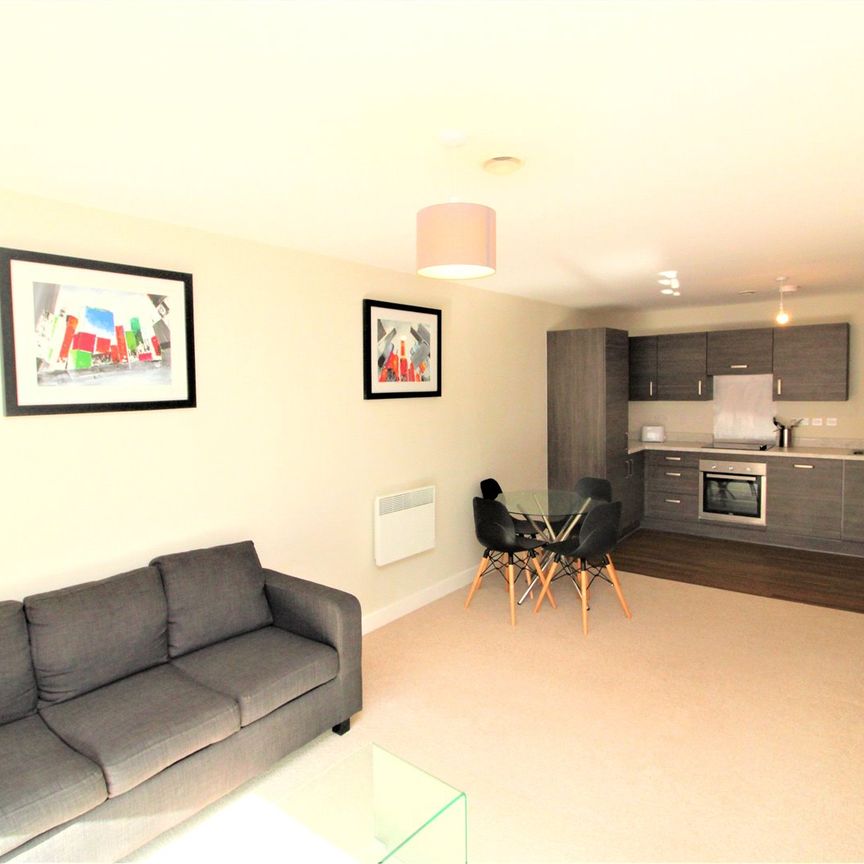 2 bedroom Flat To Rent - Photo 1