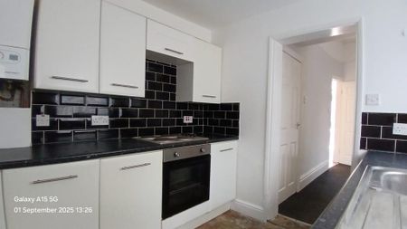 3 bedroom terraced house to rent - Photo 2