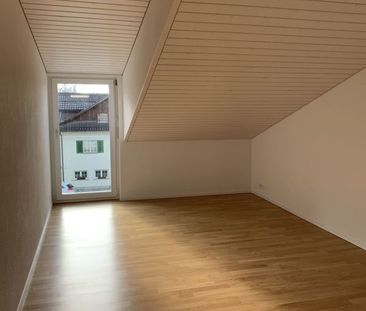 Moderne 3.5Dachwohnung mit Loggia-Balkon - Foto 1
