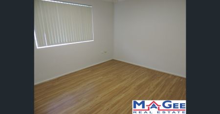 *** NEAR BUS, SHOPS, SCHOOL *** IDEAL FAMILY HOME ***NO CARPETS *** - Photo 2