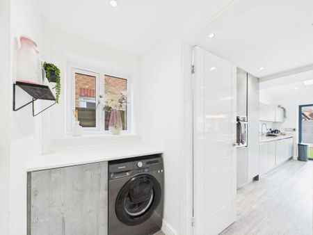 4 bedroom detached house to rent - Photo 4