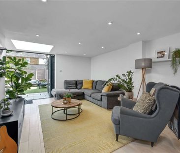 A beautifully presented three bedroom end of terrace property. Set ... - Photo 1