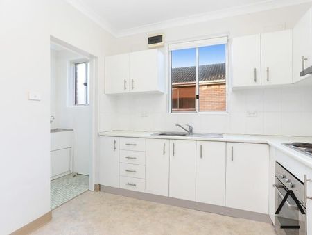 Spacious and sun filled apartment on first floor of a small block - Photo 4