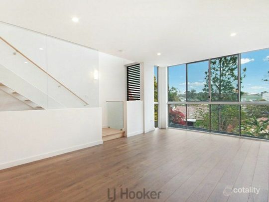 Modern Executive Townhouse in a Prime Location - Photo 1