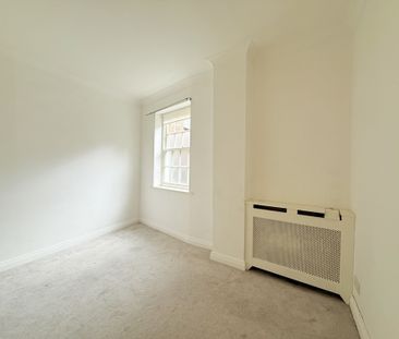 Low Petergate, York - Photo 2