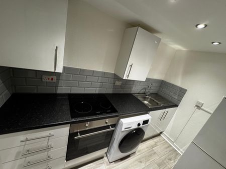 Room in a Shared House, Headingley Avenue, LS6 - Photo 4