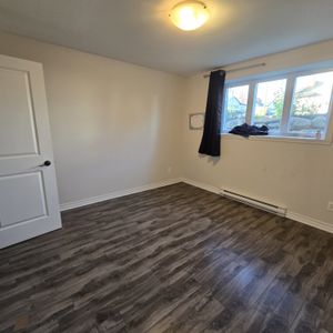 Grand 5½ En Demi Sous-sol - Photo 2