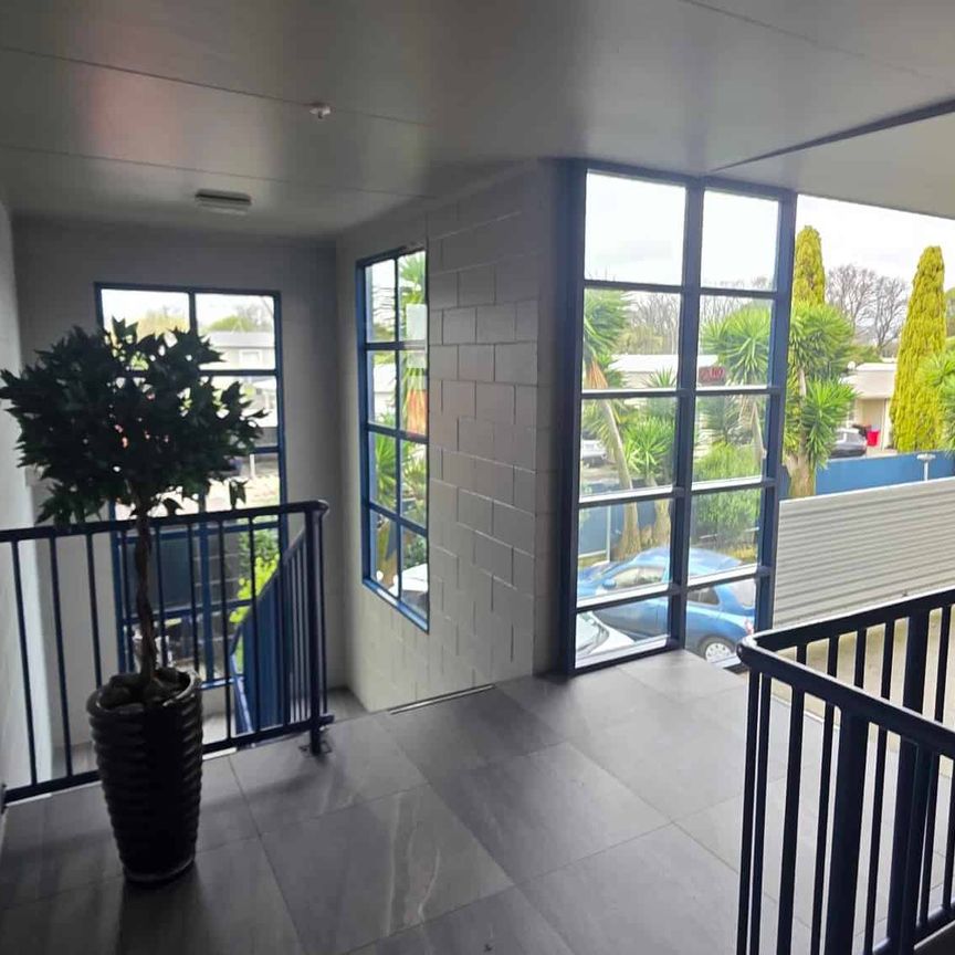 Centrally located & Move in ready! - Photo 2