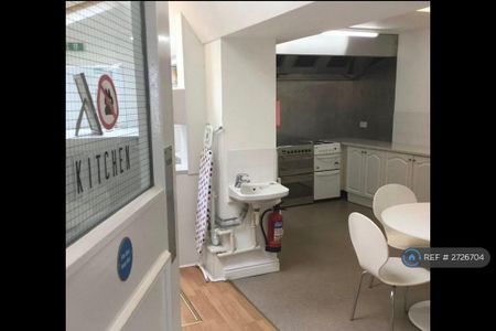 1 bedroom in a house share to rent - Photo 3