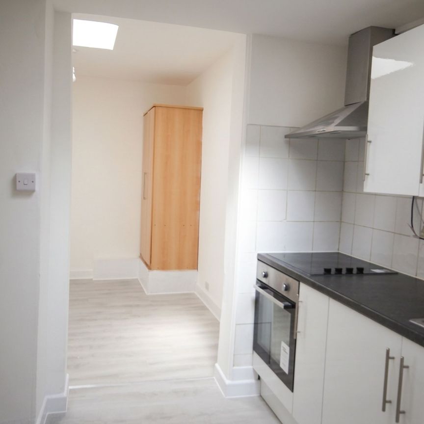 Uxbridge Road, Uxbridge, UB10 - Photo 1
