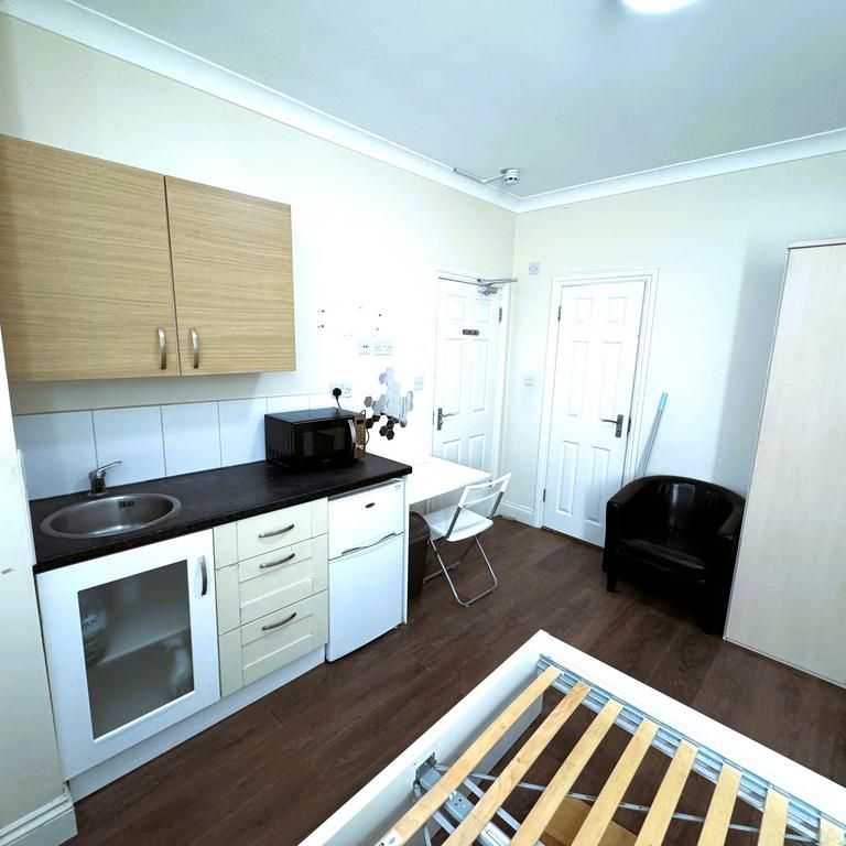 Studio to rent - Photo 1