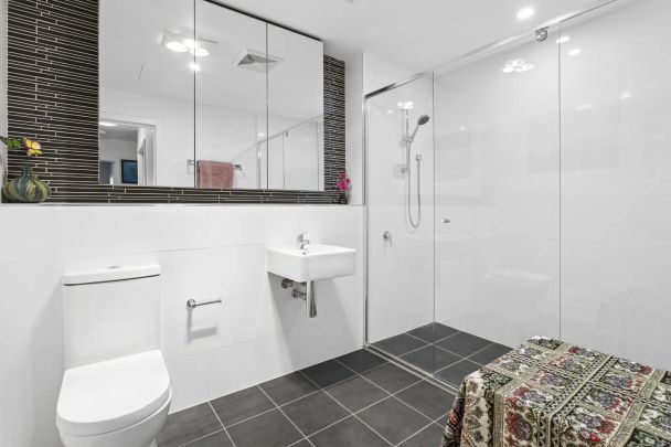 Spacious Apartment with Sweeping Views - Photo 1