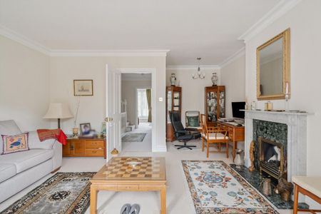 A charming three bedroom family home located in the Richmond Bridge Devlepment. - Photo 2