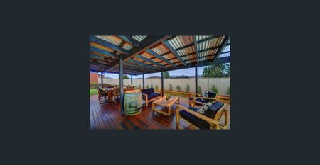 SPACIOUS THREE BEDROOM HOME WITH DECK FOR ENTERTAINING - Photo 4