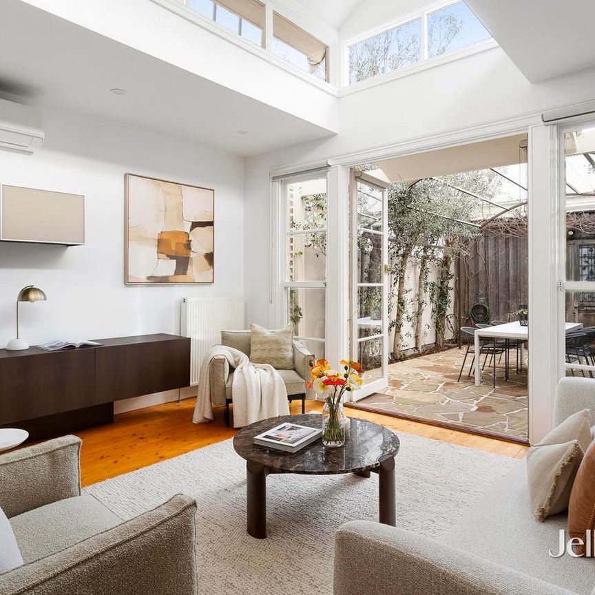 Exquisite Victorian with sunlight at every turn - Photo 1