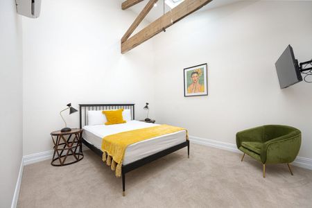 Luxurious & Grand 4 Bedroom Apartment on Auburn Street! - Photo 3