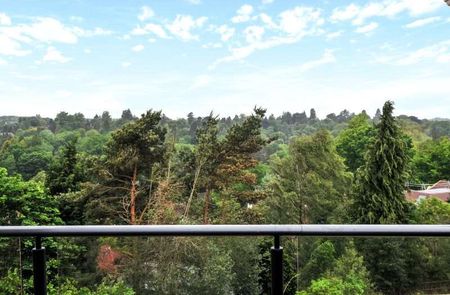 A centrally located apartment with balcony and allocated parking. - Photo 4