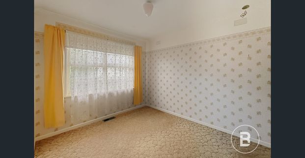 SPACIOUS FAMILY HOME WITH MULTIPLE LIVING AREAS - Photo 1