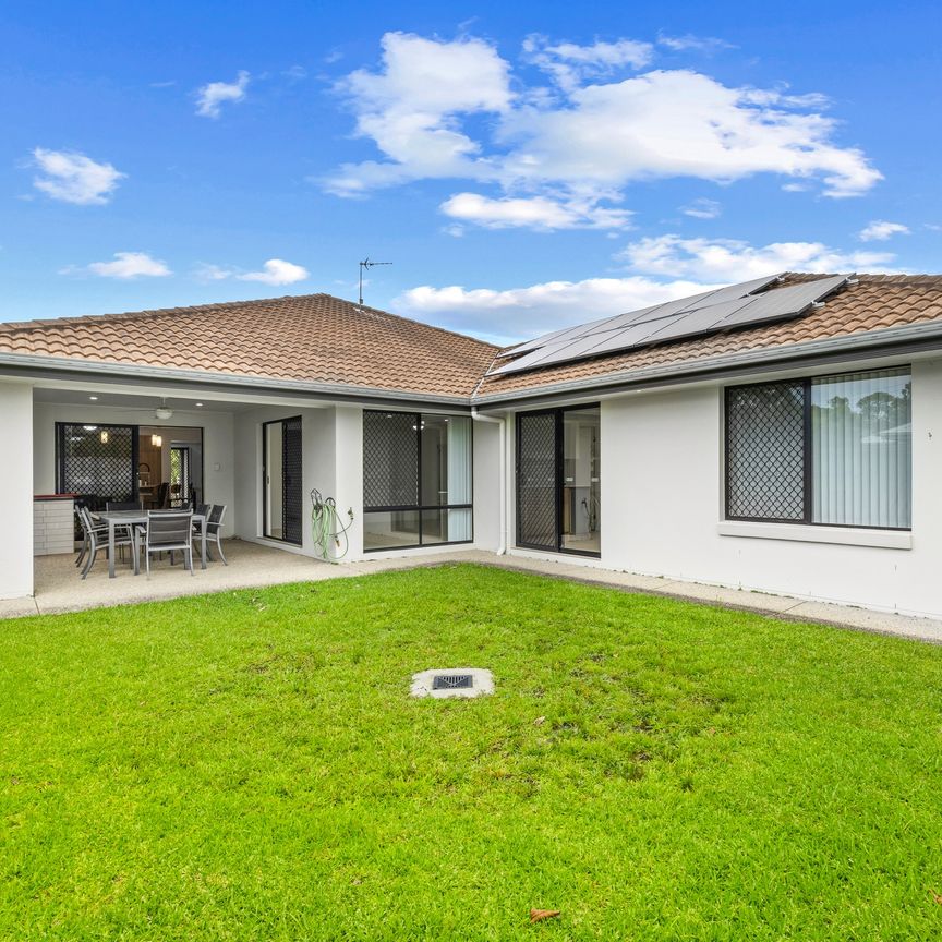 Spacious Family Home - Flexible Living Options - Photo 1