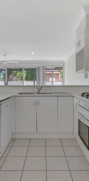 CONTEMPORARY VILLA IN SENSATIONAL ASHTONFIELD!! - Photo 1