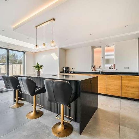 Slough, Berkshire, SL1 - Photo 1