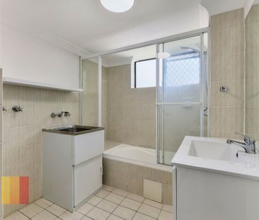 CENTRAL, AIR CONDITIONED 2 BEDROOM UNIT ! - Photo 5