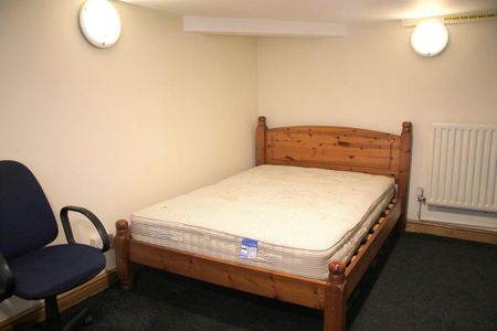 1 bedroom in a house share to rent - Photo 2